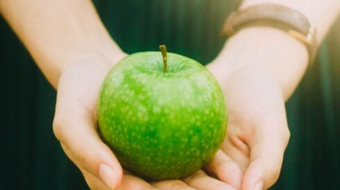 Äpple i hand